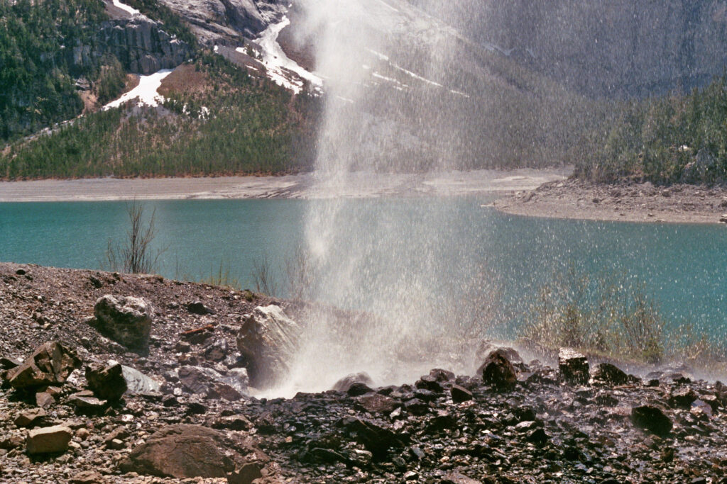 Wasserfall in der Schweiz von hinter dem Wasserfall aufgenommen